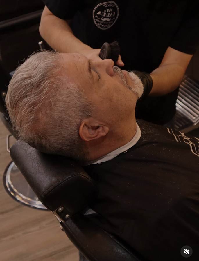 Cliente recibiendo el arreglo de barba con brocha