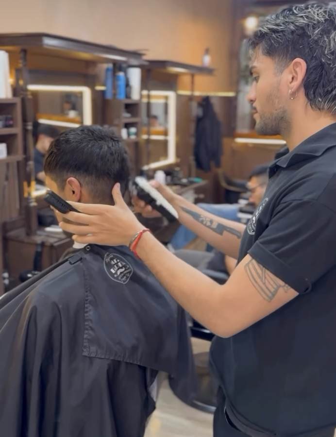 Barbero de Mr Barba haciendo un degradé con máquina
