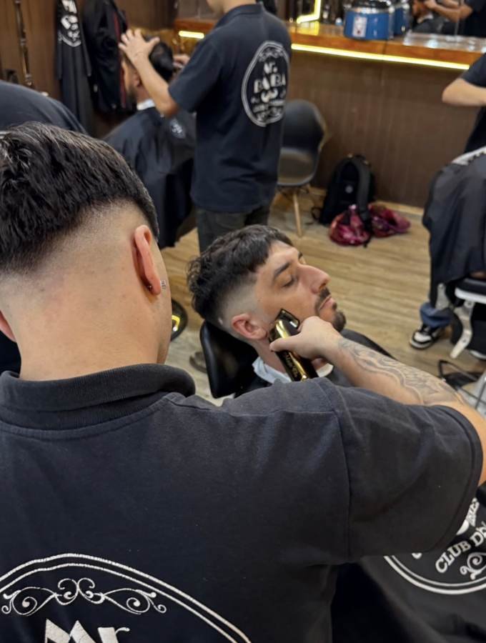 Arreglo de barba con máquina dorada