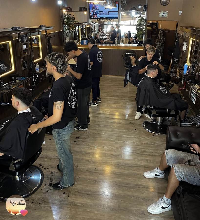 El salón de Mr Barba en Ramos Mejía con los barberos atendiendo